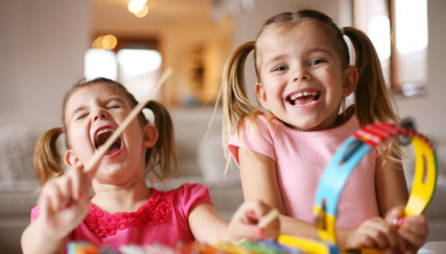 eine Gruppe von Menschen mit Kindern, die um ein Karussell herum sitzen