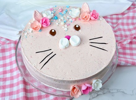 eine Gruppe von Menschen mit Kindern, die um ein Karussell herum sitzen